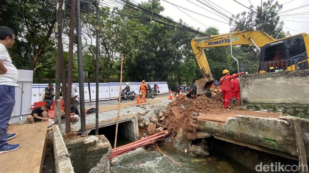 Dinas SDA Pasang Box Culvert Perbaiki Jalan Amblas di Lenteng Agung