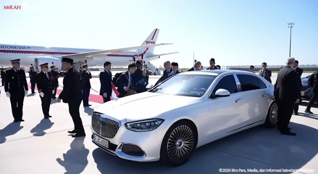 Presiden Prabowo Tiba di Paris Gunakan Mercedes-Maybach