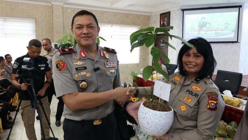 Polda Riau Hadiahi Bibit Pohon untuk Perwira Purnabakti