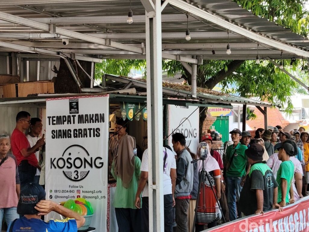 Abdurrahman Sediakan Ratusan Porsi Makan Siang Gratis di Warung Kosong 3 Cirebon