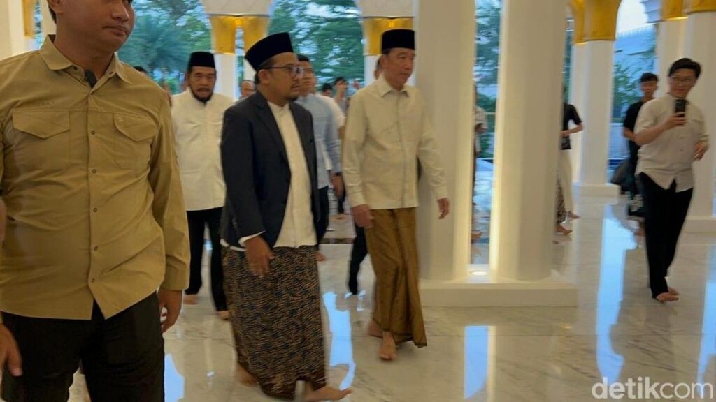 Joko Widodo Salat Idul Adha di Masjid Sheikh Zayed Solo