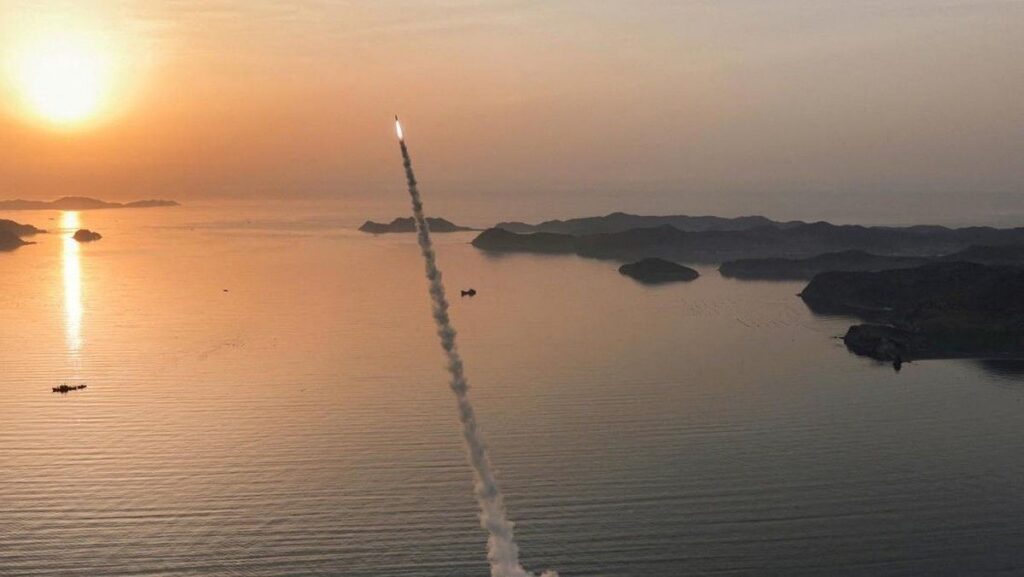 Korea Utara Tembakkan Sejumlah Proyektil Rudal ke Laut Kuning