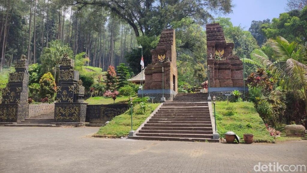 Review Edukasi Budaya Keraton Gunung Kawi Versi Pesulap Merah
