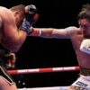 Oleksandr Usyk Hentikan Rico Verhoeven Lewat TKO Kontroversial di Mesir