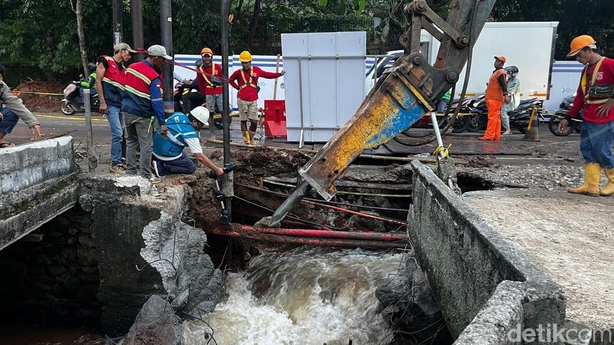Petugas Sudin SDA Jakarta Selatan Bobol Turap Jalan Amblas di Lenteng Agung