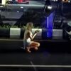 Bule Wanita Hadang dan Berlutut di Depan Mobil di Nusa Dua Bali