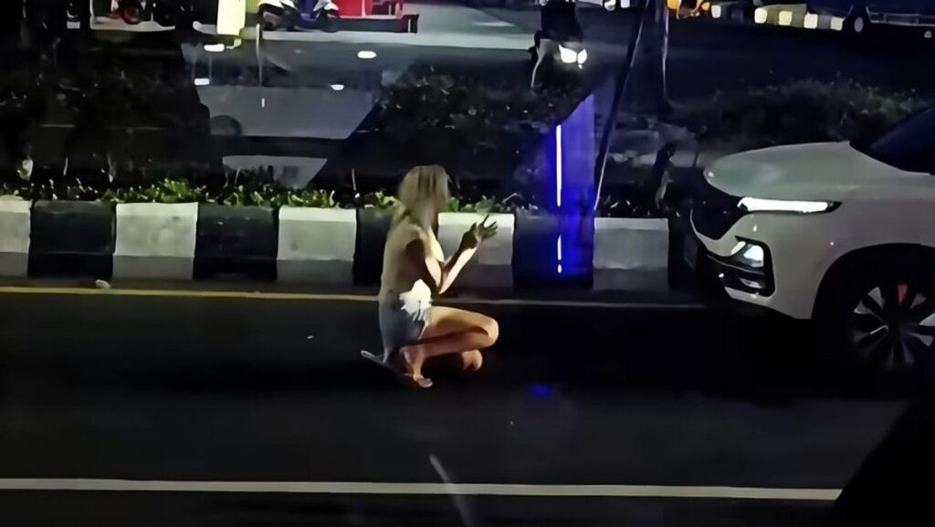 Bule Wanita Hadang dan Berlutut di Depan Mobil di Nusa Dua Bali