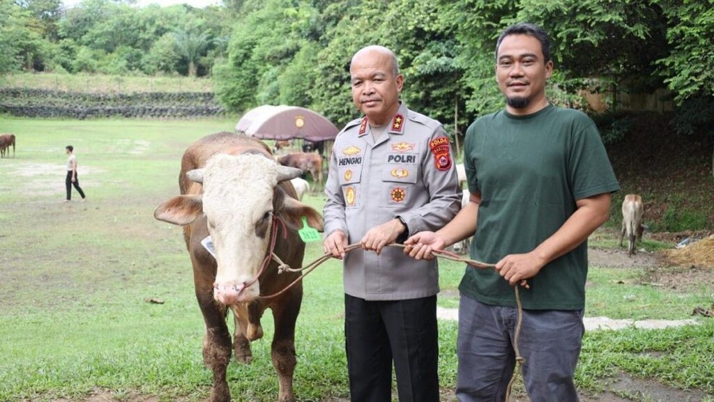 Polda Banten Distribusikan Puluhan Hewan Kurban untuk Masyarakat