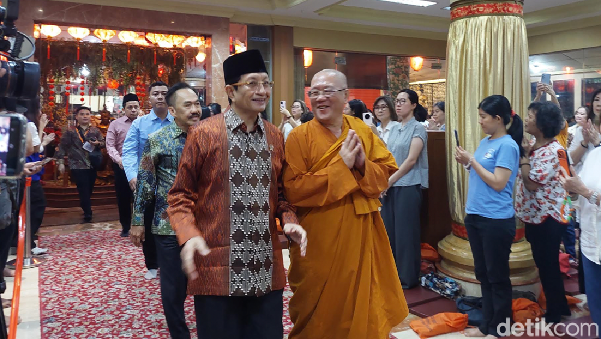 Menteri Agama Ajak Umat Buddha Kendalikan Ego pada Peringatan Waisak