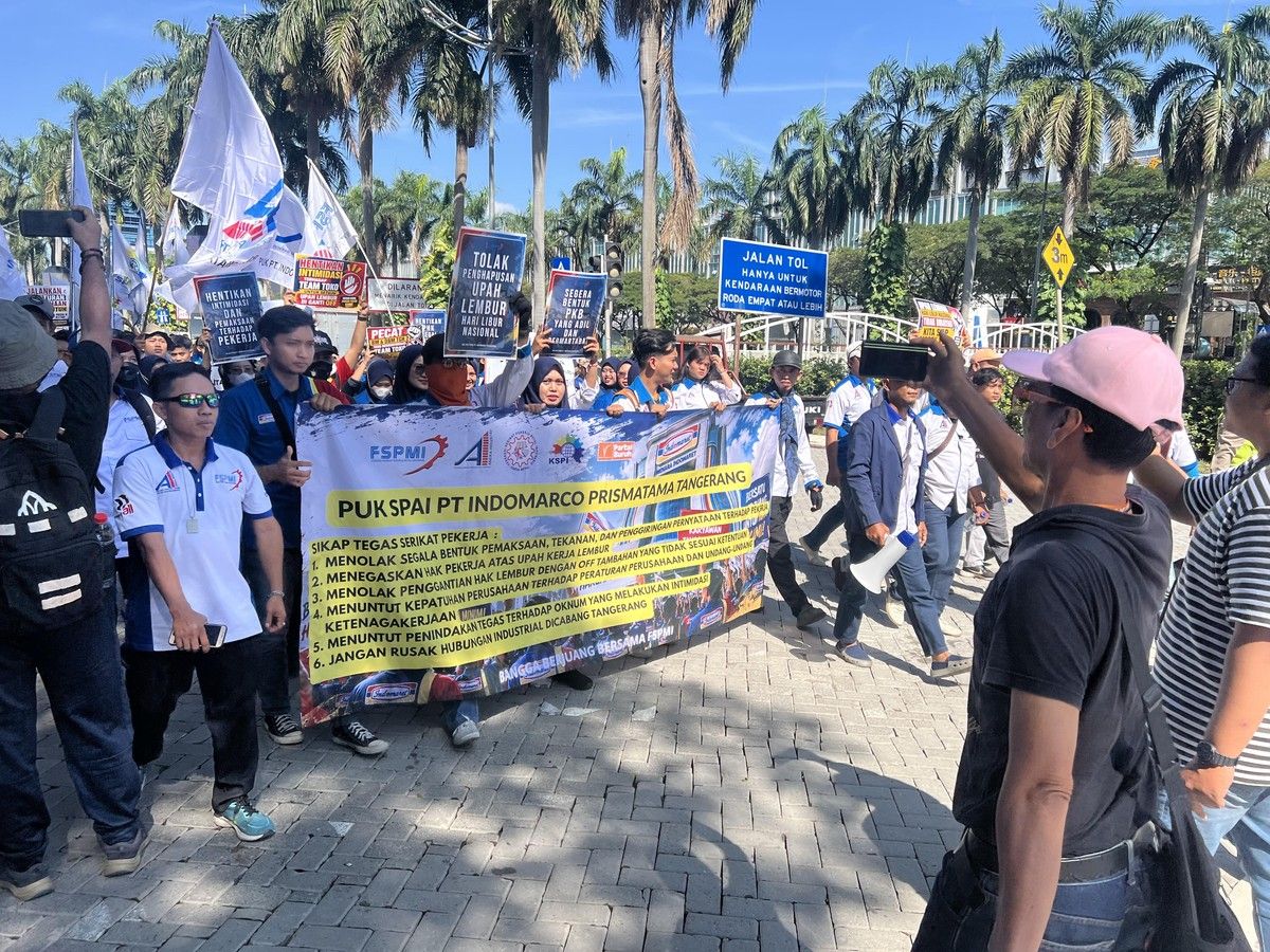 Buruh Indomaret Demonstrasi Tuntut Upah Lembur di Jakarta Utara