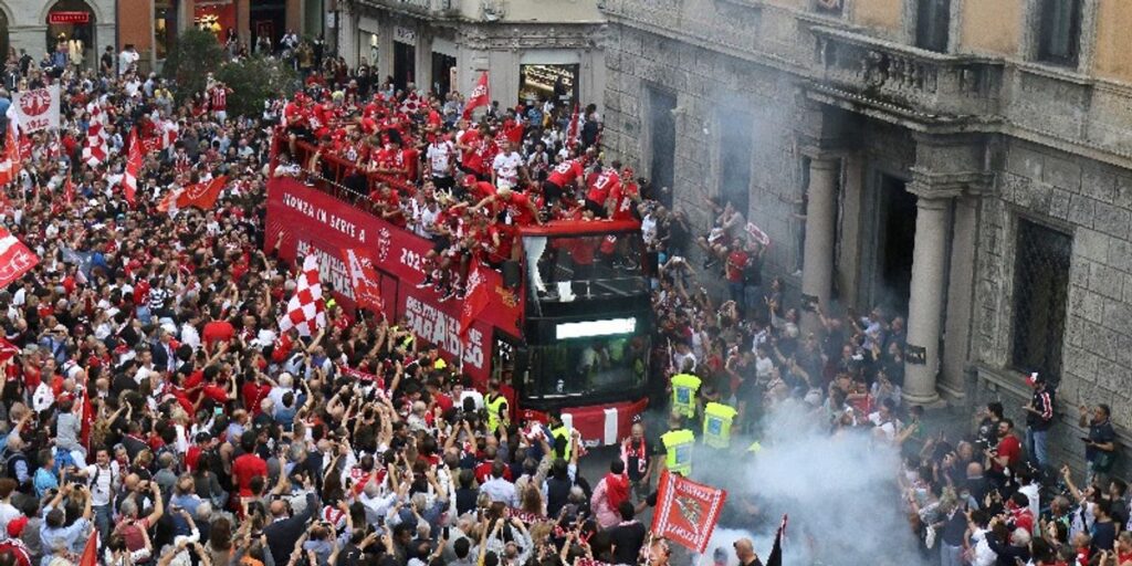 Monza Gelar Pawai Bus Terbuka Rayakan Promosi Serie A