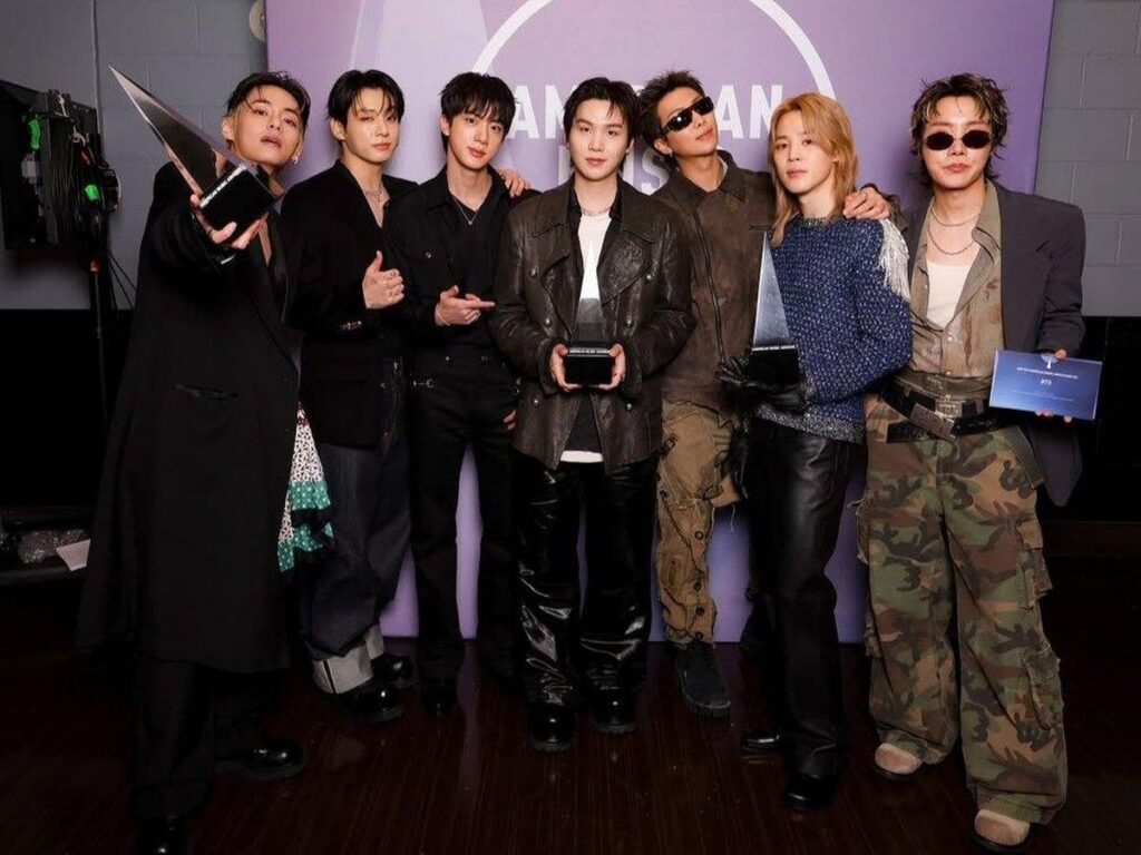BTS dan KATSEYE Raih Penghargaan di American Music Awards 2026