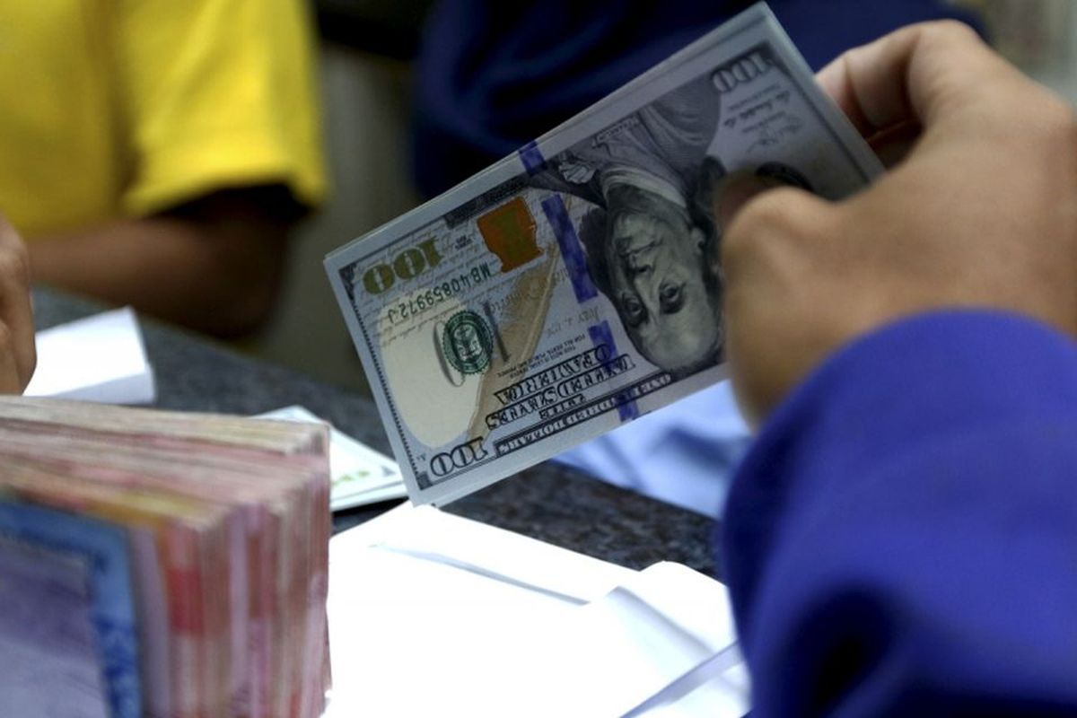 Rupiah Menguat Tipis Saat IHSG Melemah di Pasar Spot