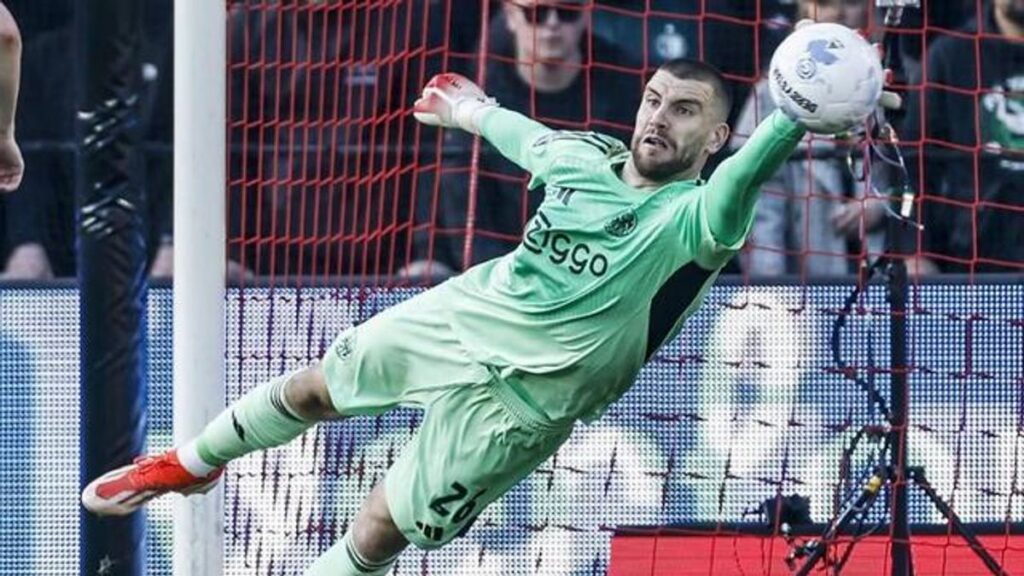 Kedatangan Pelatih Baru di Ajax Mengancam Posisi Maarten Paes