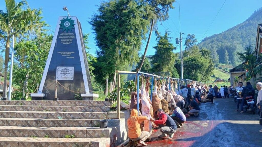 Warga Dusun Krajan Sembelih Ratusan Hewan Kurban di Sepanjang Jalan