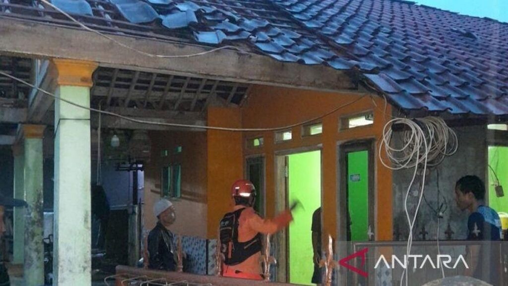 Angin Kencang Rusak 90 Rumah Warga di Rumpin Bogor