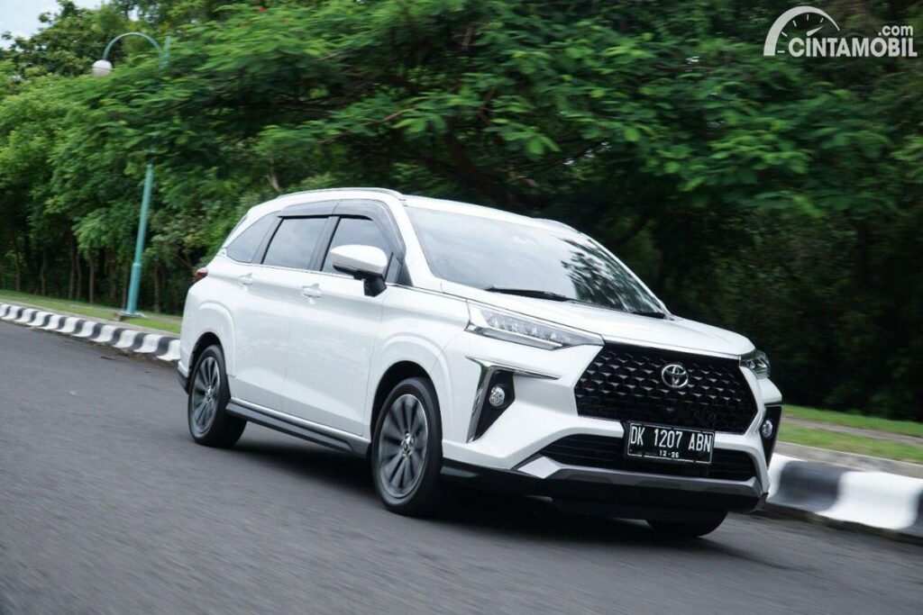 Kenaikan Harga BBM Non-Subsidi Dongkrak Penjualan Lini Mobil Hybrid Toyota