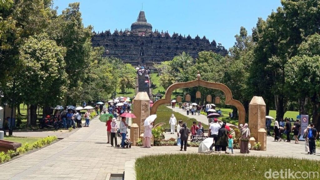Umat Buddha Peringati Hari Jadi Candi Borobudur ke-1202