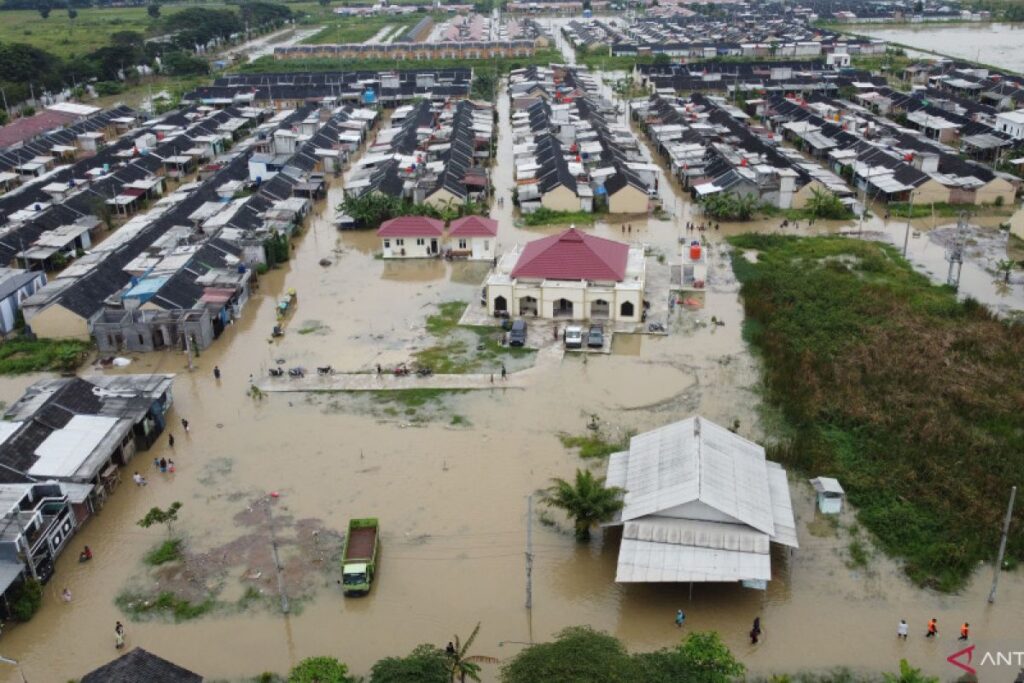 Longsor TPT Jebol Dinding Rumah Warga di Cibinong