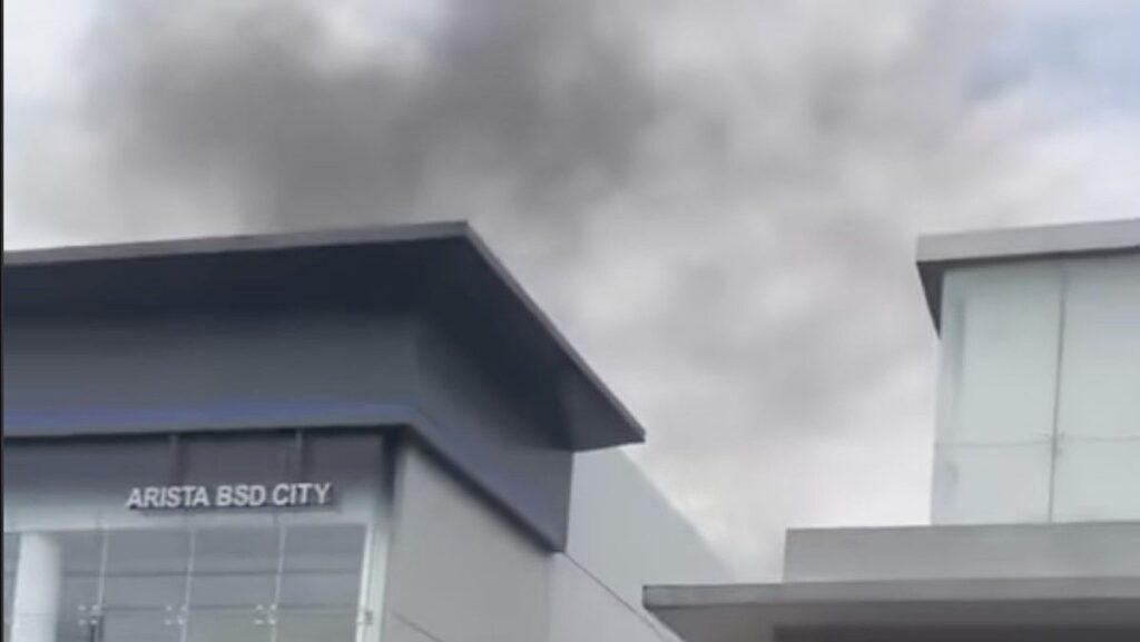 Kebakaran Hanguskan Gudang Showroom BYD dan Denza di BSD Tangerang