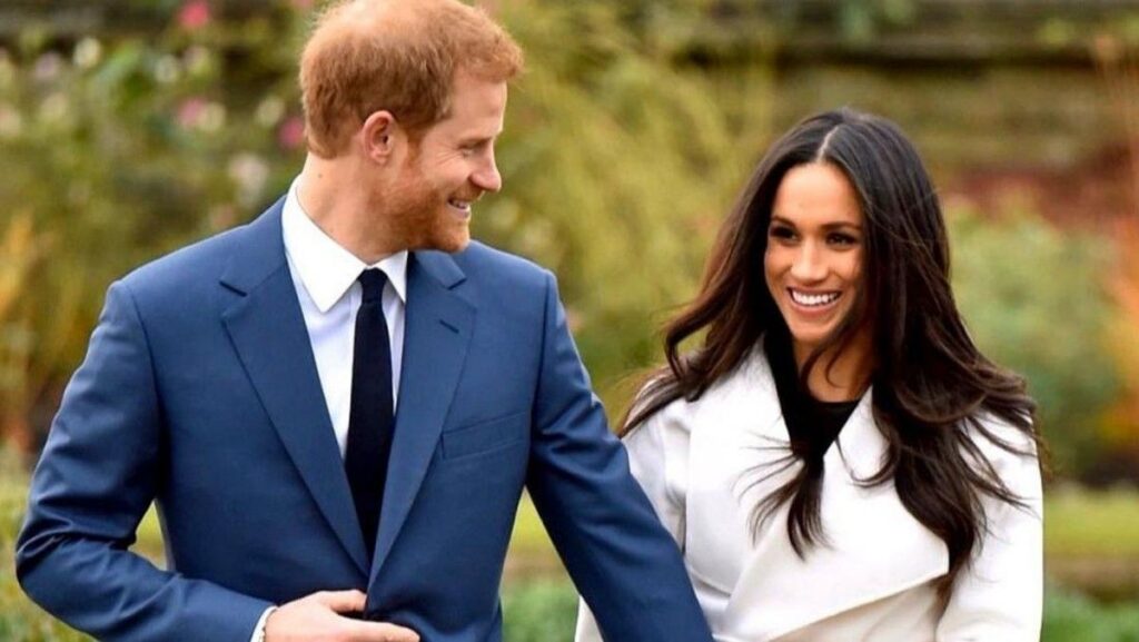 Pangeran Harry Hadiahkan Patung Penguin untuk Meghan Markle