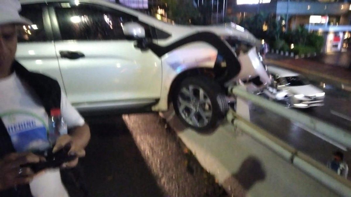 Dua Mobil Tabrakan di Tol Dalam Kota Slipi Akibatkan Kemacetan