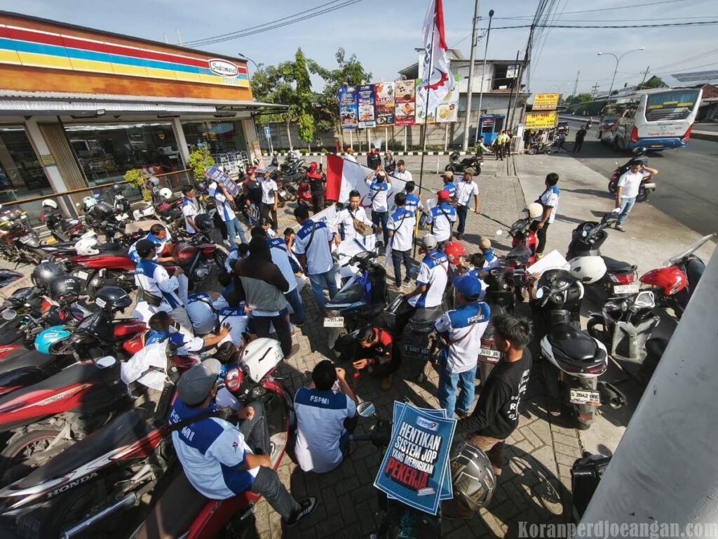 Buruh FSPMI Jombang Gelar Aksi Solidaritas di DC Indomaret