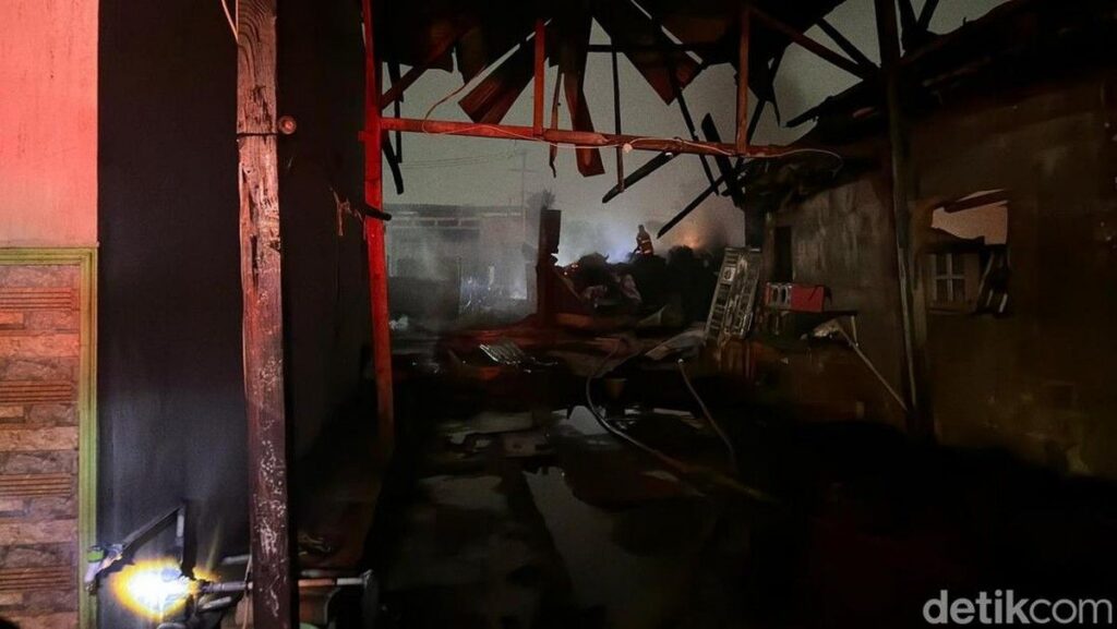 Gudang Limbah Tekstil di Cikarang Barat Terbakar Habis