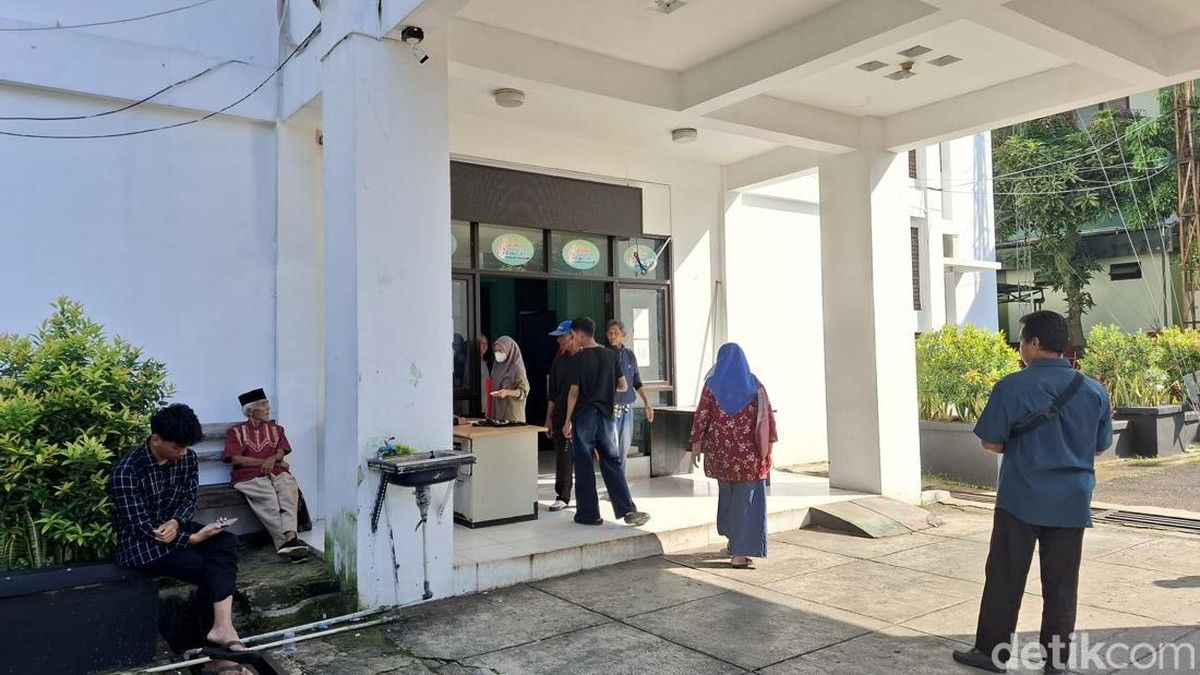 Orang Tua Siswa Padati Kantor Kecamatan Cibinong Urus IKD