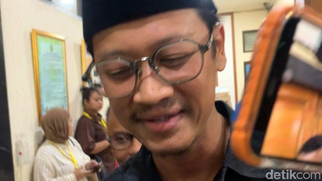 Alex Assad Hadiri Sidang Cerai dan Isyaratkan Rujuk
