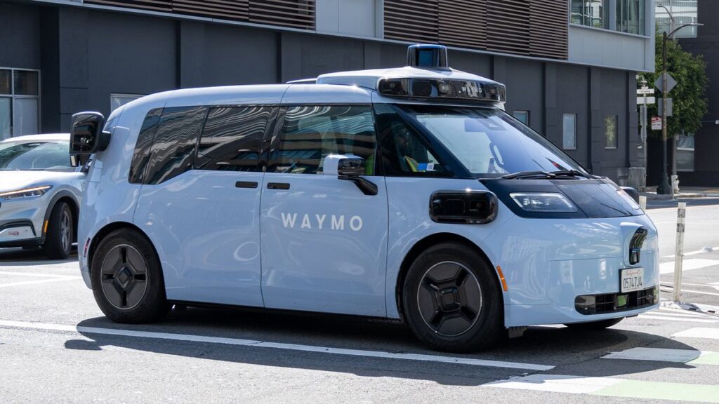 Waymo Hentikan Operasi Robotaxi di Sejumlah Kota AS Akibat Cuaca Buruk