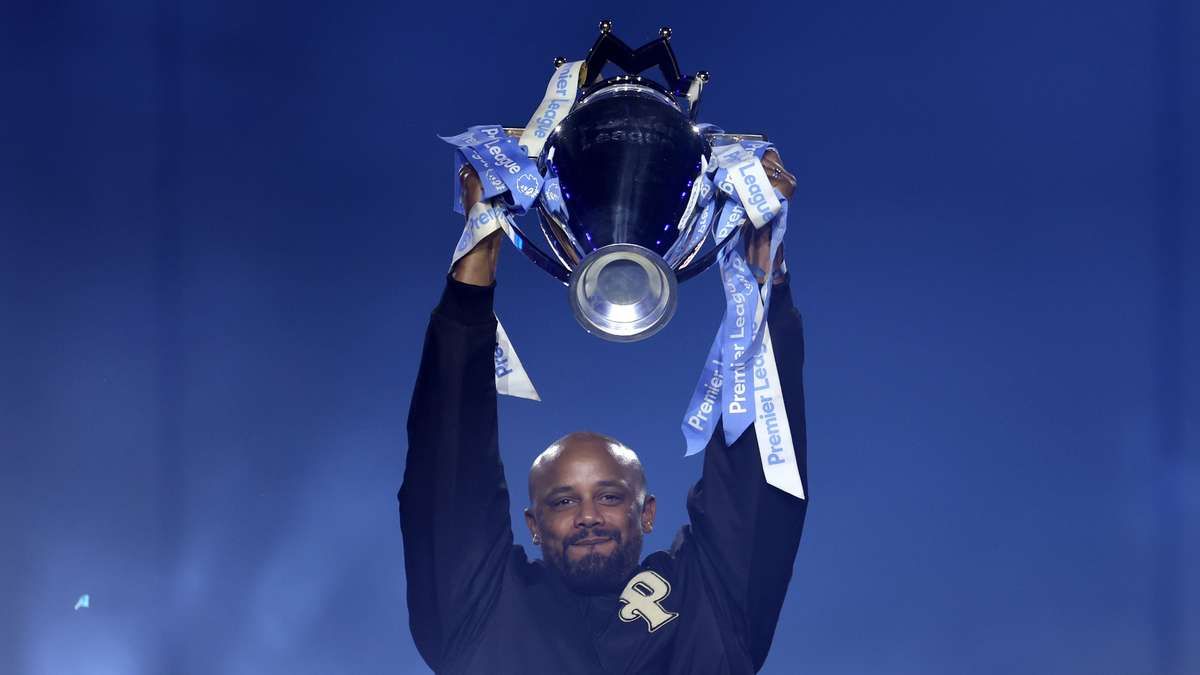 Vincent Kompany Angkat Trofi Liga Premier dalam Parade Perpisahan Manchester City