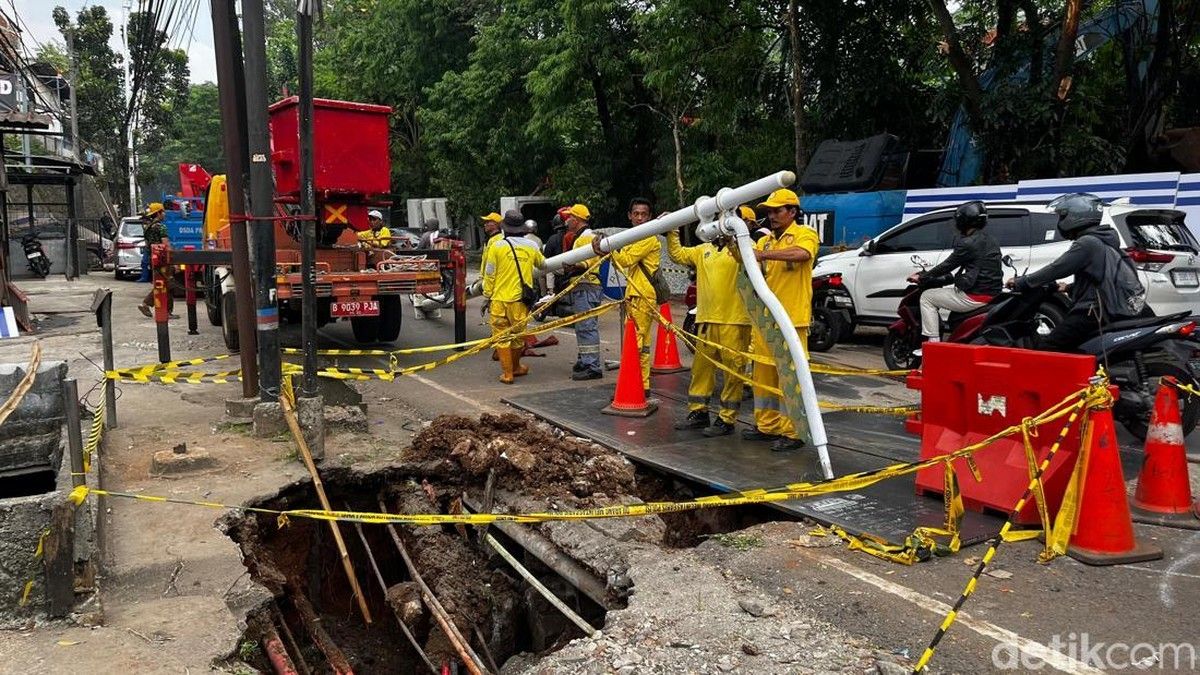 Bina Marga Cabut Tiang PJU Amblas di Lenteng Agung