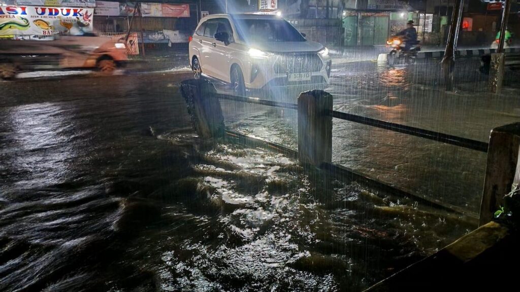 Luapan Kali Angke Rendam Jalan Kemang-Parung Bogor
