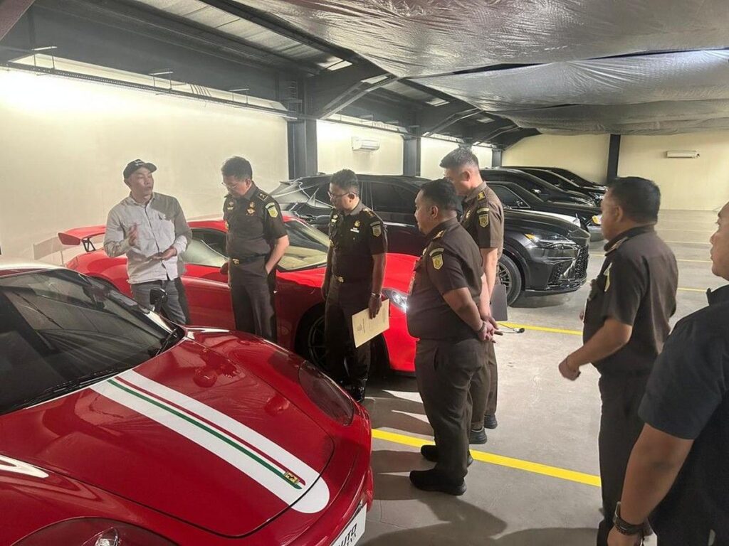 Kejaksaan RI Pajang Deretan Mobil Mewah Sitaan Harvey Moeis