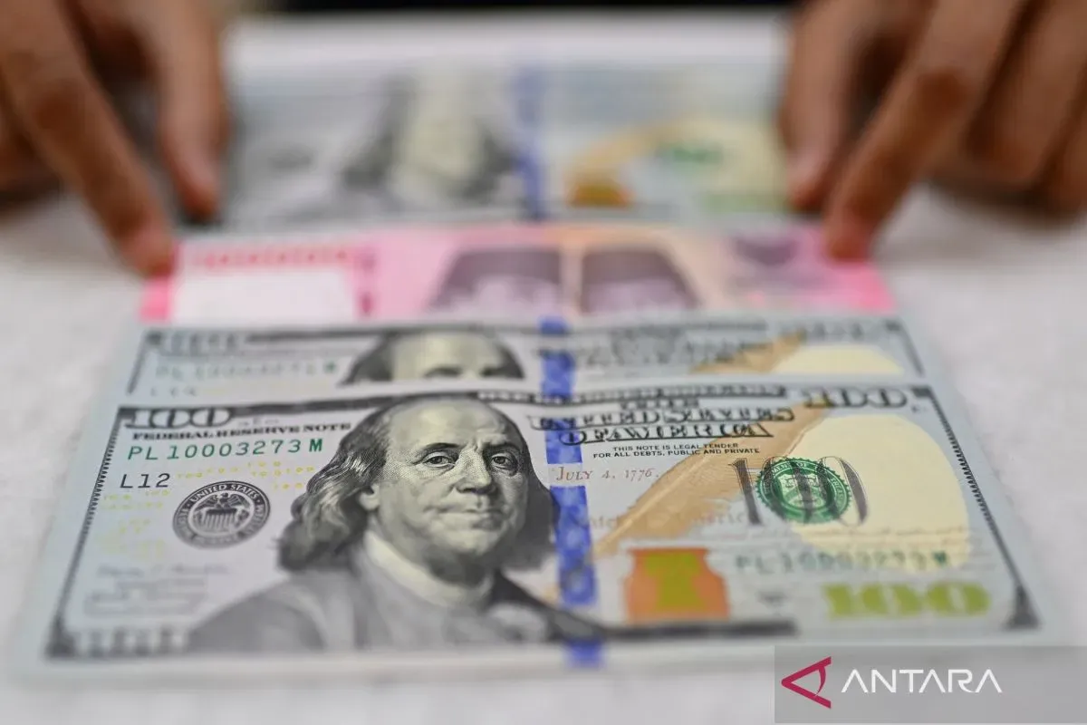 Rupiah Melemah terhadap Dolar AS akibat Tingginya Harga Minyak