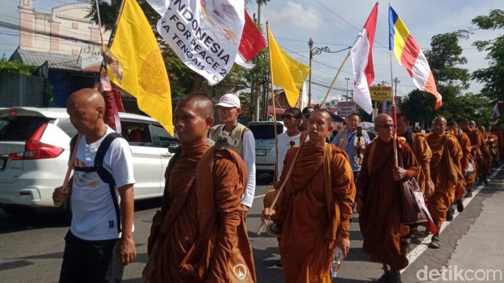Biksu Thudong Naik Bus ke Jogja Usai Lintasi Klaten