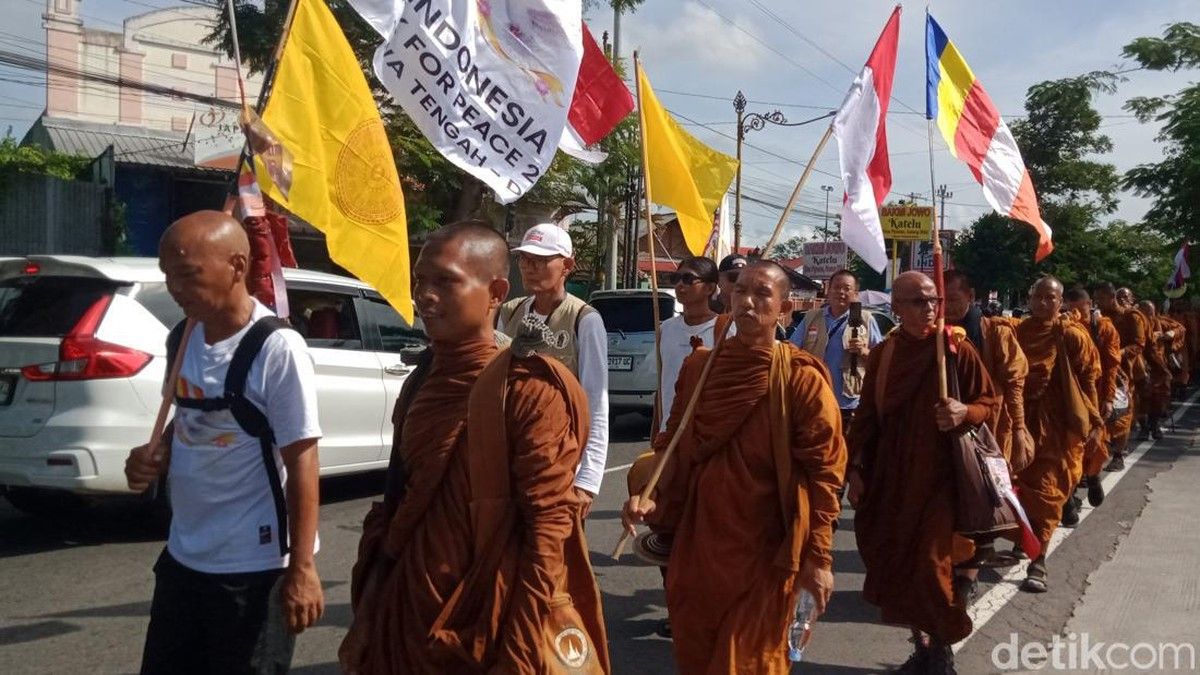 Biksu Thudong Naik Bus ke Jogja Usai Lintasi Klaten