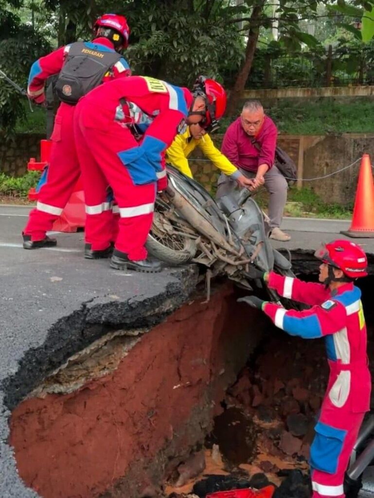 Petugas Gulkarmat Evakuasi Motor Terperosok Jalan Amblas di Lenteng Agung