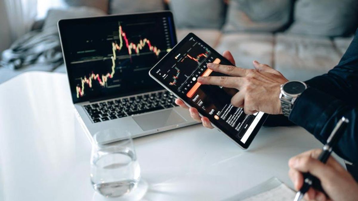 Perbedaan Trading dan Investasi Saham yang Wajib Dipahami