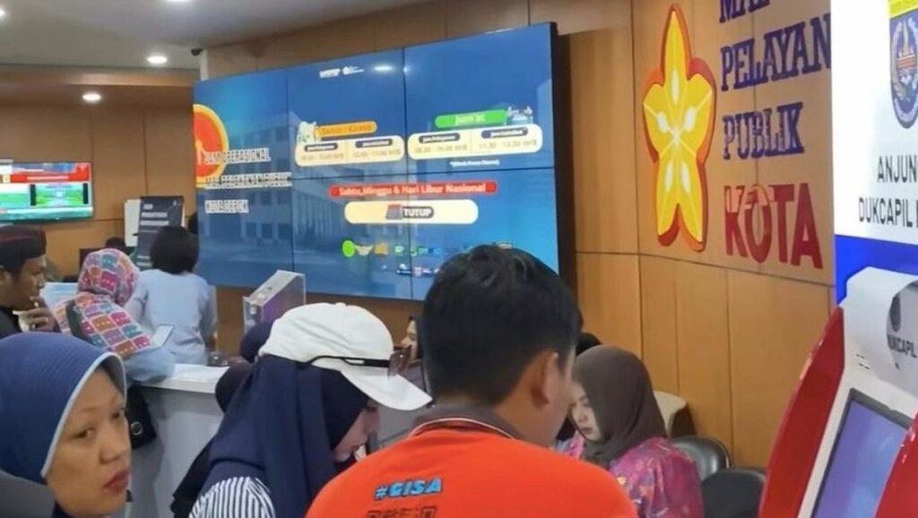 Warga Serbu Kantor Disdukcapil untuk Aktivasi IKD Syarat SPMB 2026