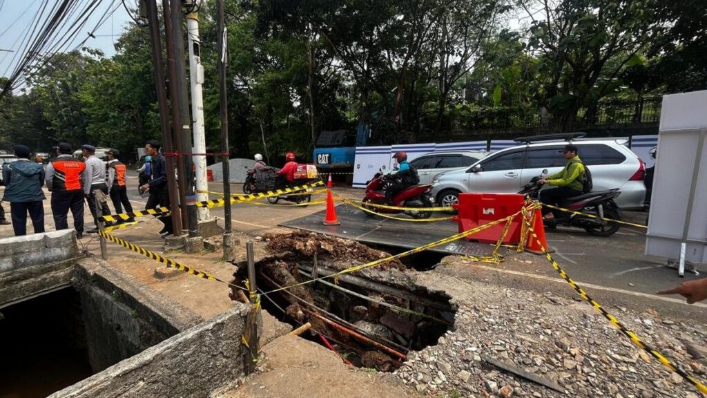 SDA Jagakarsa Perbaiki Saluran Air di Jalan Lenteng Agung Amblas