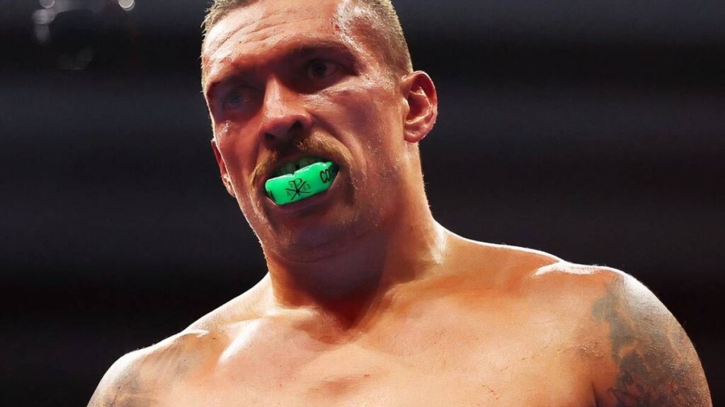 Oleksandr Usyk Pertahankan Gelar Juara Dunia Melawan Rico Verhoeven