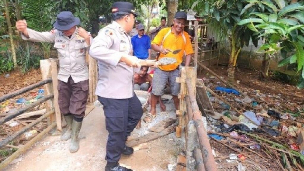Polres OKI Perbaiki Jembatan Merah Putih di Desa Jermun