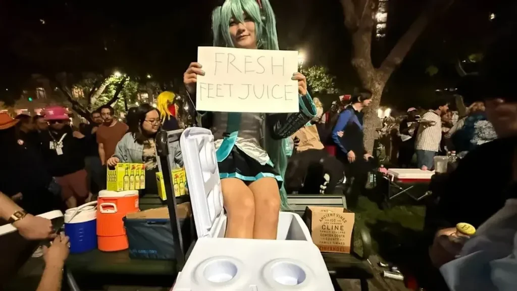 Cosplayer Jual Minuman Rendaman Kaki di FanimeCon 2026 Amerika Serikat