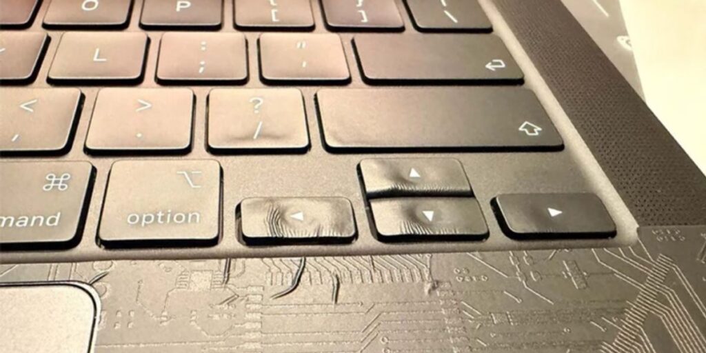 Gunakan Hair Dryer Pasang Skin Tombol MacBook Pro Malah Meleleh