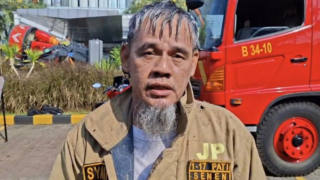 Petugas Gulkarmat Bongkar Plafon Padamkan Kebakaran Kampus Binus Jakarta Barat