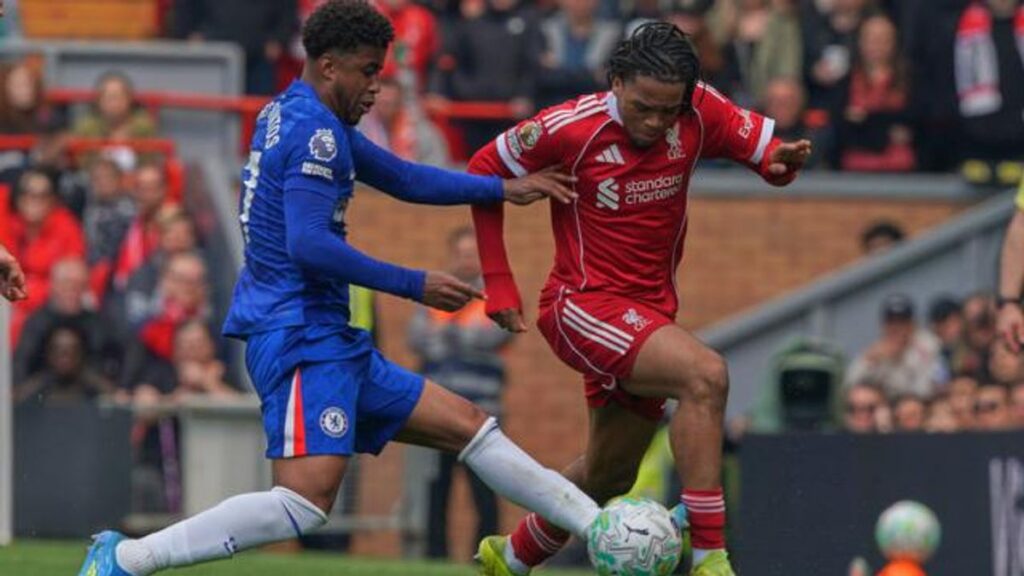 Arne Slot Tanggapi Cemoohan Suporter Liverpool di Anfield