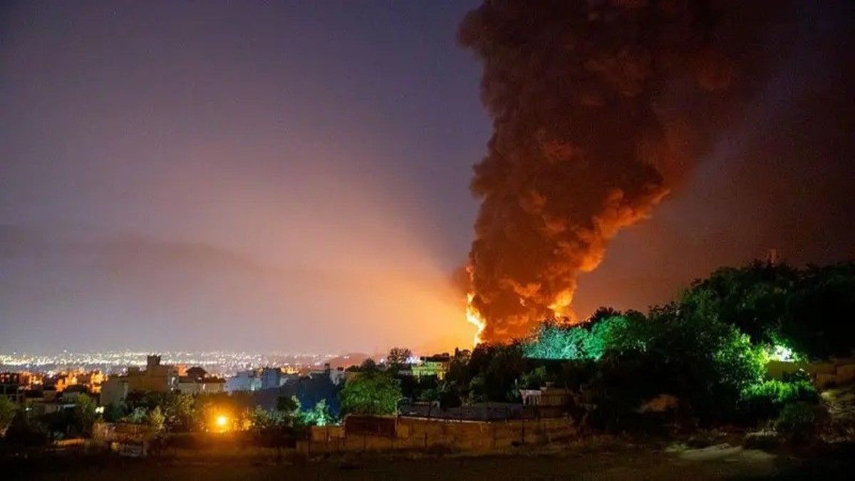 Serangan Kilang Minyak Iran Hasilkan Emisi Gas Beracun Setara Letusan Gunung Berapi