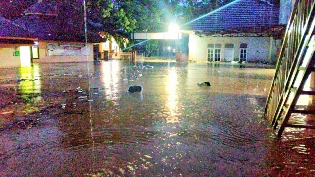 Banjir Luapan Sungai Cipalabuhan Menggenangi Permukiman dan Jalan di Sukabumi
